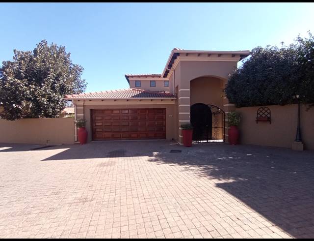 3 BEDROOM TOWNHOUSE FOR SALE IN THREE RIVERS PROPER